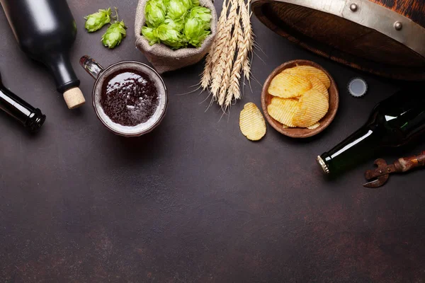 Lagerbierkrug Hopfen Und Weizen Auf Altem Steintisch Draufsicht Flach Lag — Stockfoto