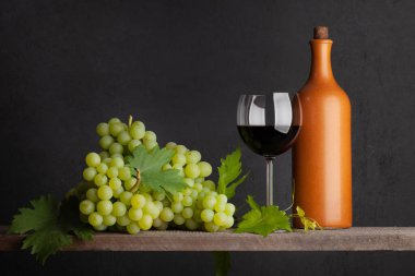 Beyaz üzüm, şişe ve kırmızı şarap kadehi. Kopyalama alanı ile