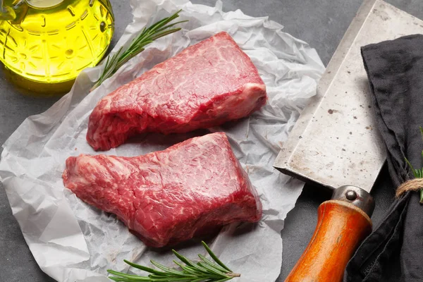 Mermer biftek. İki taze fileto biftek, ot ve baharat.