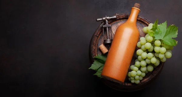 Uva Blanca Sacacorchos Vintage Botella Vino Barrica Vino Madera Vieja —  Fotos de Stock