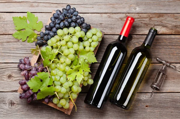 Diverse Kleurrijke Druiven Wijnflessen Houten Tafel Bovenaanzicht Vlak Lay — Stockfoto