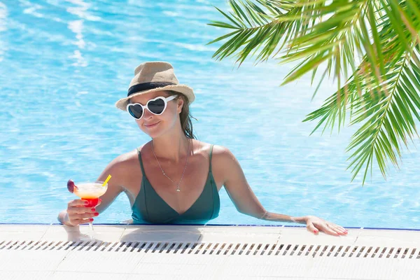 Frau Mit Herzförmiger Sonnenbrille Entspannt Pool Mit Tropischem Cocktail — Stockfoto