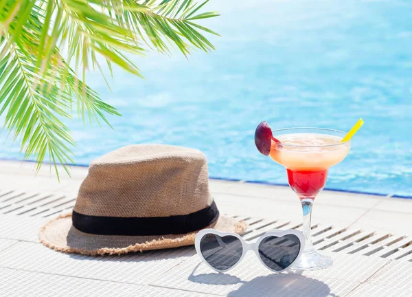 Verre Cocktail Tropical Chapeau Solaire Lunettes Soleil Forme Cœur Bord — Photo