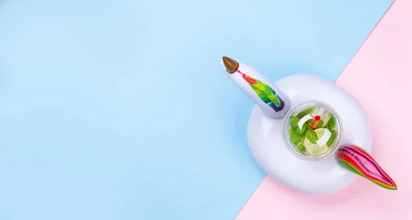 Mojito Kokteyli Şişirilebilir Tek Boynuzlu Oyuncağıyla Mavi Pembe Arka Planda — Stok fotoğraf