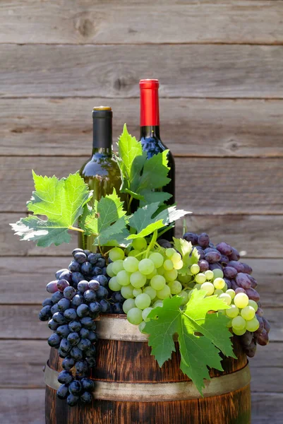 Varias Uvas Coloridas Botellas Vino Barril Vino Jardín Soleado Aire —  Fotos de Stock