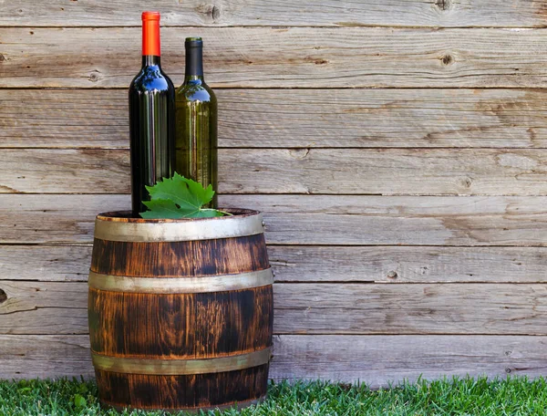 Bottiglie Vino Botte Vino Sul Giardino All Aperto Soleggiato Fronte — Foto Stock