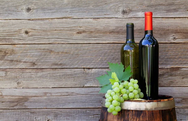 Grapes Wine Bottles Wine Barrel Outdoor Sunny Garden Front Wooden — Stock Photo, Image