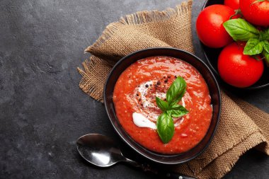Ev yapımı soğuk gazpacho çorbası ve taze domates. Üst görünüm düzlüğü kopyalama alanı ile yatıyordu