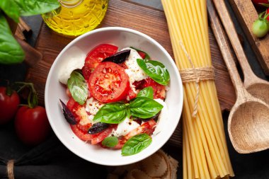 Taze domatesli Caprese salatası, fesleğen ve mozzarella peyniri. Üst görünüm düzlüğü