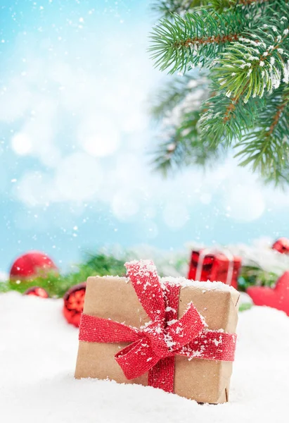 モミの木 装飾や雪の中でギフトボックスとクリスマスグリーティングカードぼやけたボケの背景 — ストック写真
