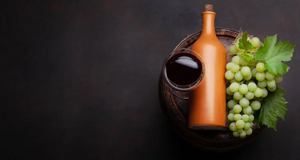 Weiße Trauben Rotweinglas Und Flasche Auf Altem Holzfass Draufsicht Flach — Stockfoto