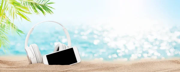 Smartfon Słuchawki Tropikalnej Plaży Morskiej Palmami Jasnym Piaskiem Letnie Wakacje — Zdjęcie stockowe