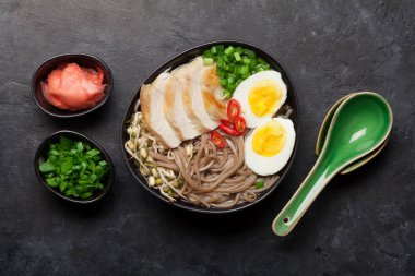 Tavuk, sebze ve yumurtalı Asya erişteli ramen çorbası. Üst görünüm düzlüğü