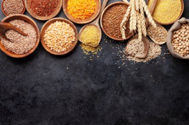 Glütensiz mısır gevreği. Pirinç, karabuğday, mısır, kinoa ve darı ahşap kaselerde. Üst görünüm düzlüğü kopyalama alanı ile yatıyordu