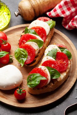 Peynirli Caprese salatası, fesleğen, ızgara ekmekli taze domates.