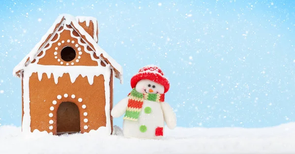 Weihnachtsgrußkarte Mit Lebkuchenhaus Schneemann Schnee Und Kopierraum — Stockfoto