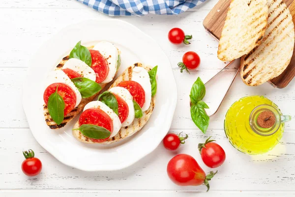 Caprese Salat Mit Mozzarella Basilikum Frischen Gartentomaten Und Gegrilltem Toast — Stockfoto