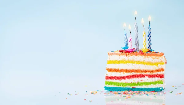 Torta Compleanno Con Candele Accese Sfondo Blu Con Spazio Copia — Foto Stock