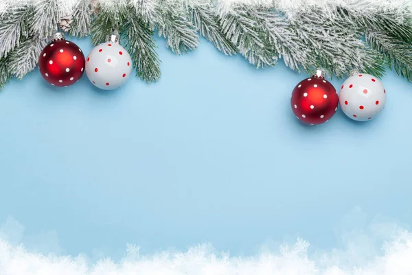 モミの木や装飾とクリスマスグリーティングカード あなたのクリスマスの挨拶のためのコピースペースとトップビューフラットレイ — ストック写真
