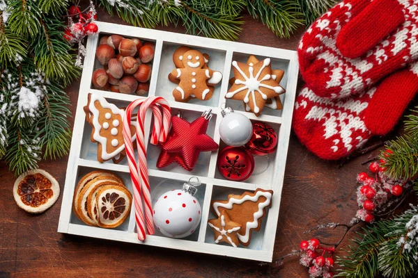 圣诞贺卡 上面有姜饼饼干和装饰 顶视图平铺 — 图库照片