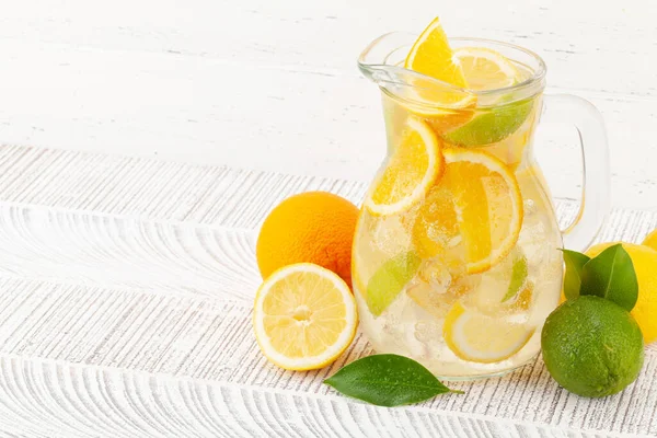 Taze Limonata Olgun Narenciye Meyveli Cam Sürahi Kopyalama Alanı Ile — Stok fotoğraf