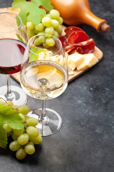 Copas Vino Blanco Tinto Tabla Uva Aperitivo Con Queso Jamón — Foto de Stock