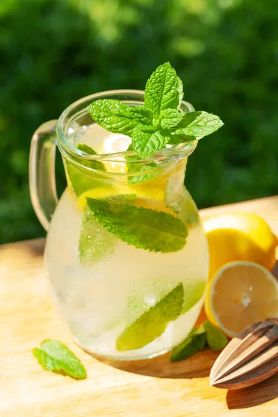 Frische Hausgemachte Limonade Mit Zitrone Und Minze Gartentisch Freien Sonnigen — Stockfoto