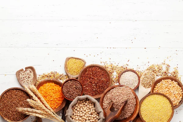 Glutenfri Spannmål Ris Bovete Majsgryn Quinoa Och Hirs Träskålar Ovanifrån — Stockfoto