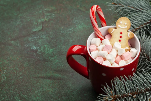 Weihnachtsgrußkarte Mit Tannenbaum Geschenkbox Und Kakaotasse Mit Marshmallow Zuckerrohr Und — Stockfoto