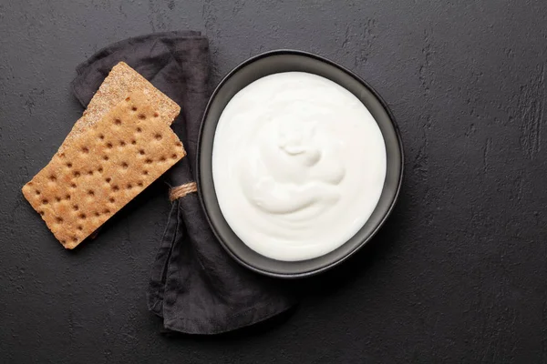 Gräddfil Skål Och Granola Ovanifrån Platt Låg Med Kopieringsutrymme — Stockfoto