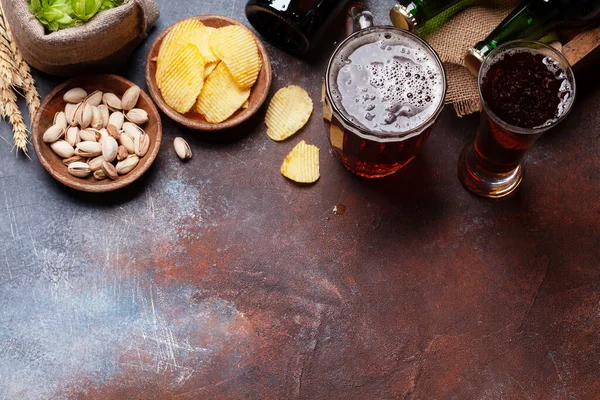 Bierkrug Flaschen Hopfen Und Weizen Auf Altem Steintisch Draufsicht Mit — Stockfoto