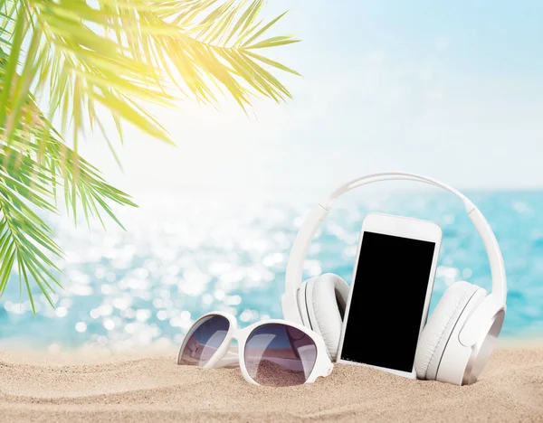 Smartphone Occhiali Sole Cuffie Sulla Spiaggia Tropicale Con Palme Sabbia — Foto Stock