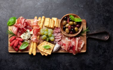 Prosciutto, salam, kraker, peynir ve zeytinli pansiyon. Üst görünüm düzlüğü