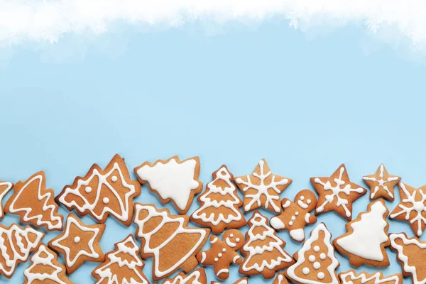 有姜饼饼干蓝色背景的圣诞卡 顶视图平面放置与空间的圣诞节问候 — 图库照片