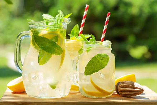 Fresh Homemade Lemonade Lemon Mint Outdoor Garden Table Sunny Day — Stock Photo, Image