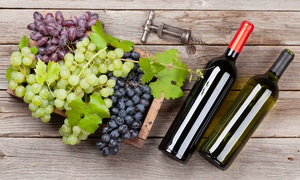 Various Colorful Grapes Wine Bottles Wooden Table Top View Flat — Stock Photo, Image