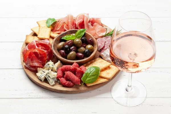 Antipasti Mit Schinken Salami Cracker Käse Nüssen Oliven Und Rosenwein — Stockfoto