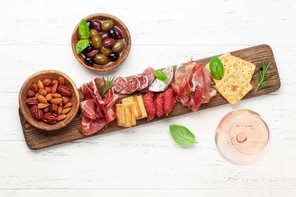 Antipasto Bordo Com Presunto Salame Biscoitos Finos Queijo Nozes Azeitonas — Fotografia de Stock