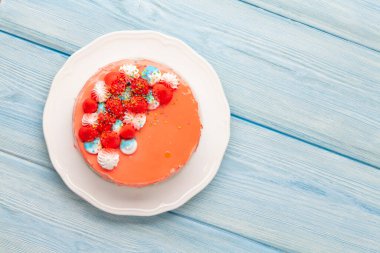 Tahta masada doğum günü pastası. Üst görünüm düzlüğü kopyalama alanı ile yatıyordu