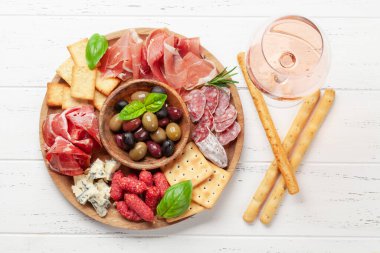 Prosciutto, salam, kraker, peynir, fındık, zeytin ve gül şarabı ile pansiyon. Üst görünüm düzlüğü