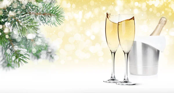 圣诞贺卡 内装香槟酒杯和冰桶 有复制空间的假日卡 — 图库照片