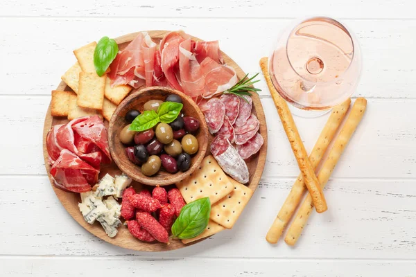 Antipasto Con Prosciutto Salame Cracker Formaggio Noci Olive Vino Rosato — Foto Stock