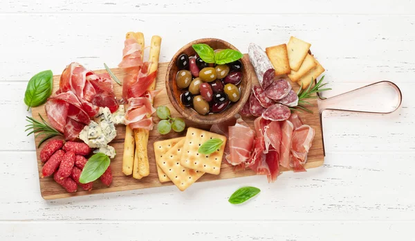 Antipasto Avec Prosciutto Salami Craquelins Fromage Olives Vue Dessus Plat — Photo