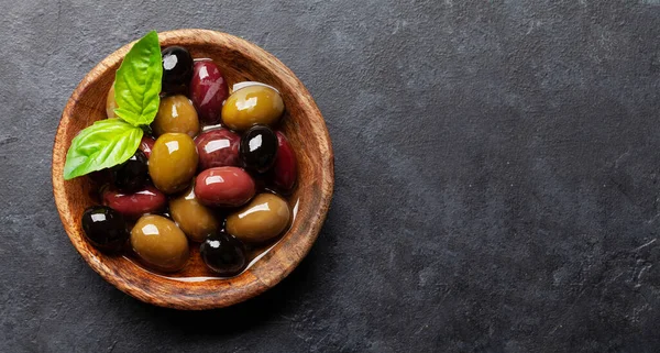 Varias Aceitunas Colores Con Aceite Oliva Albahaca Tazón Vista Superior — Foto de Stock