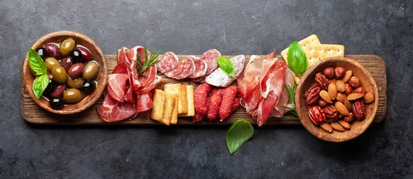 Antipasto Bordo Com Presunto Salame Biscoitos Finos Queijo Nozes Azeitonas — Fotografia de Stock