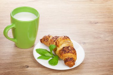 süt ve taze kruvasan