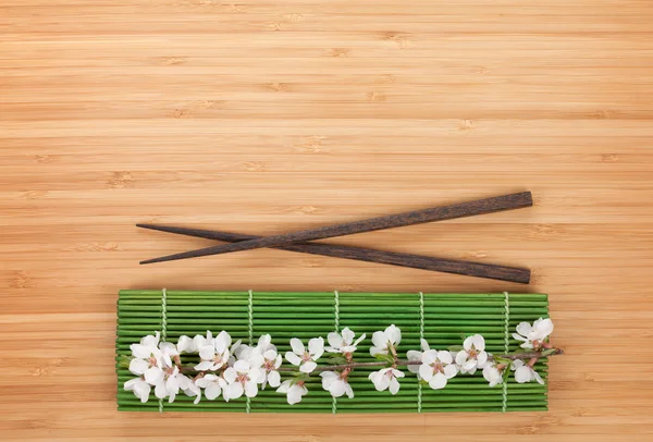 Hůlky a sakura větev — Stock fotografie