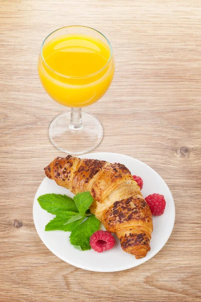 Orangensaft und Croissant — Stockfoto