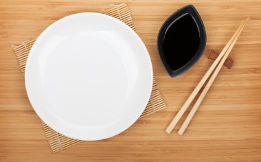 Boş tabak ve suşi yemek çubukları
