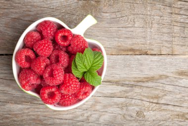 Olgun taze ahududu kase